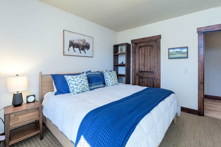 חדר שינה עם מיטת קינג סייז - למטה