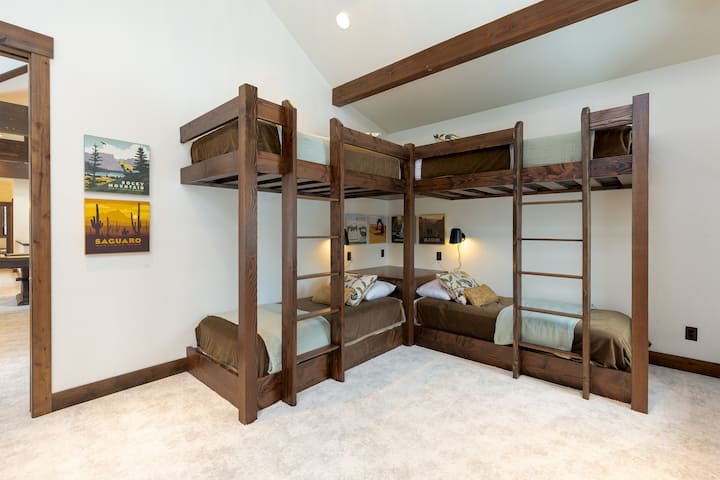 Dormitorio con literas en la planta superior