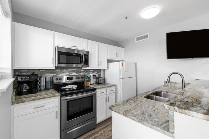 Seas The Views ,2br Oceanfront Penthouse - Surfside Beach, SC
