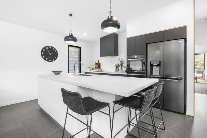 Stunning on Noble! gallery image 4