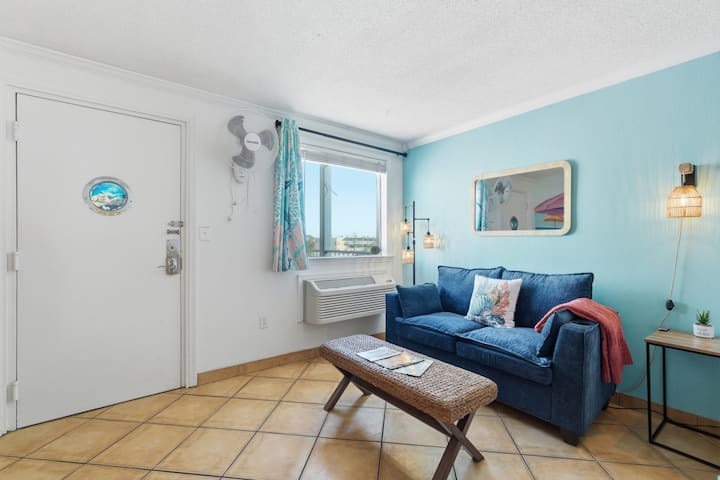 The Sea & Breeze:1 Bed Condo W/pool Steps To Beach - Tybee Island, GA