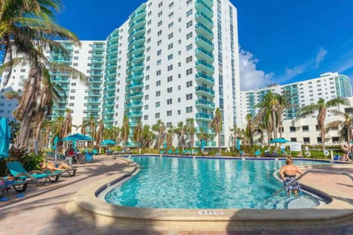 Beachfront Haven: Pools, Direct Ocean Access - Hollywood