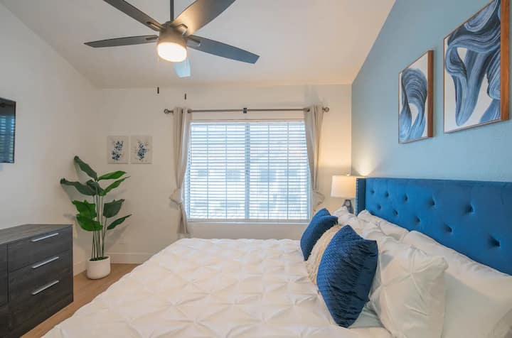 “ห้องนอนใหญ่มีเตียงคิงไซส์ที่สบายและสวยงาม”