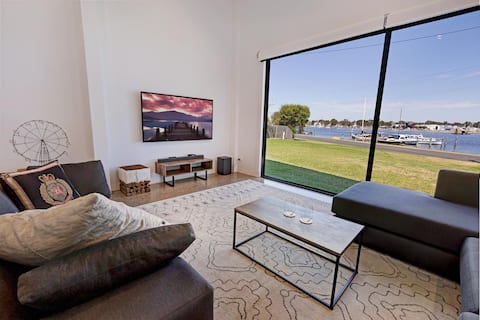 Sunset House - Sun-soaked 4BR Waterfront Retreat