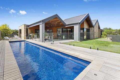 Top performing Airbnb: The Gables - Luxury, Pool & Fire Pit, 2min Beach in Blairgowrie
