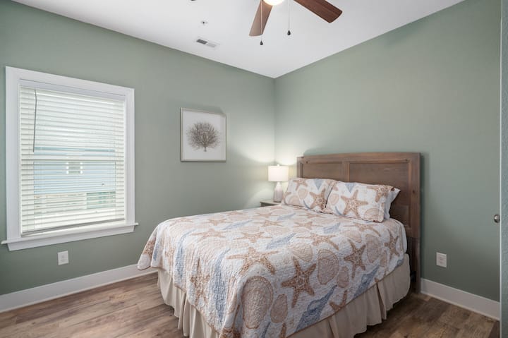 NH387A: Bodie Island Cottage | Bedroom 3 - Queen, Shared Bath