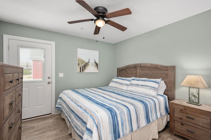 NH387E: Currituck Cottage | ML Bedroom 1- King, Private Bath (Shower Only), Deck Access