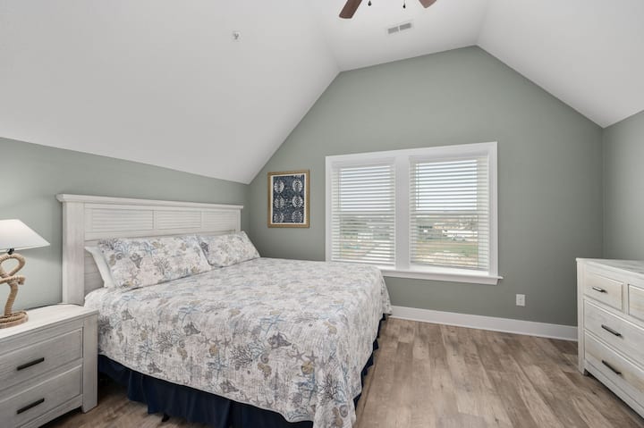 NH387E: Currituck Cottage | TL Bedroom 2- King, Shared Bath