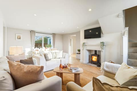 Top Airbnb: Honeywell Cottage | Stylish Hot Tub Escape in Broadland