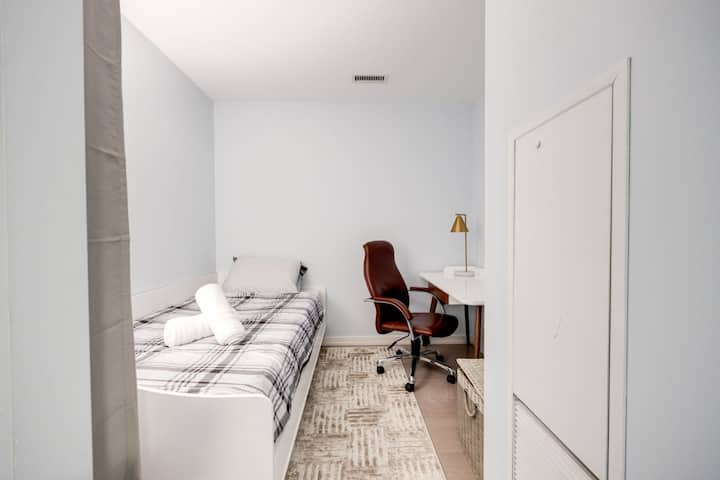 Prijmite pohodlie v našom útulnom dni: vyhradený pracovný priestor pre maximálnu produktivitu