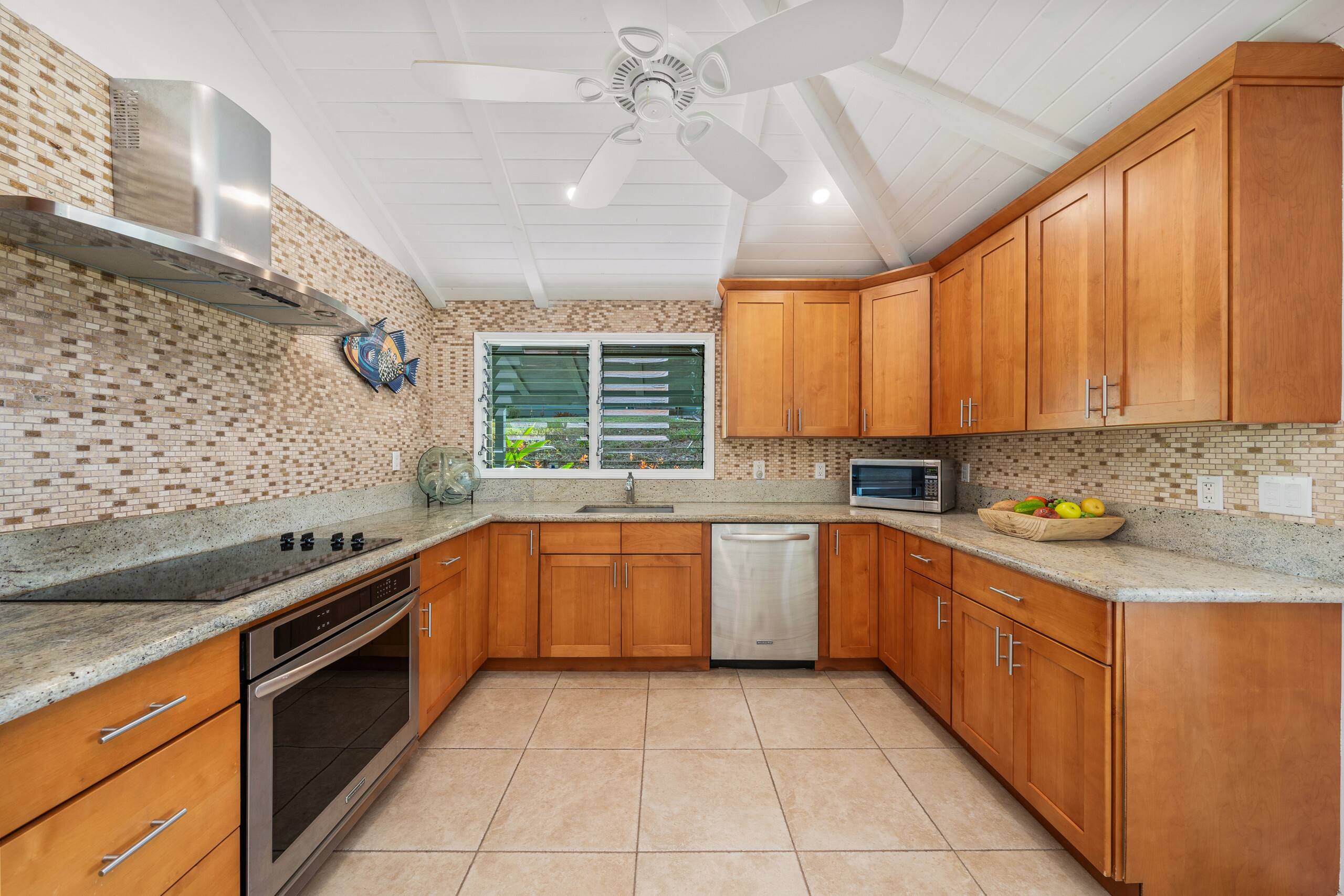 Condo in Lahaina · ★4.2 · 2 bedrooms · 3 beds · 2 baths - Image 2