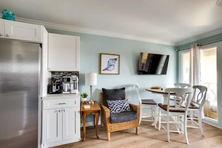 Coastal Haven: Stylish Oceanfront Getaway - Hilton Head Island, SC