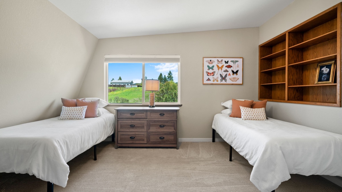 Second floor bedroom with two twin beds