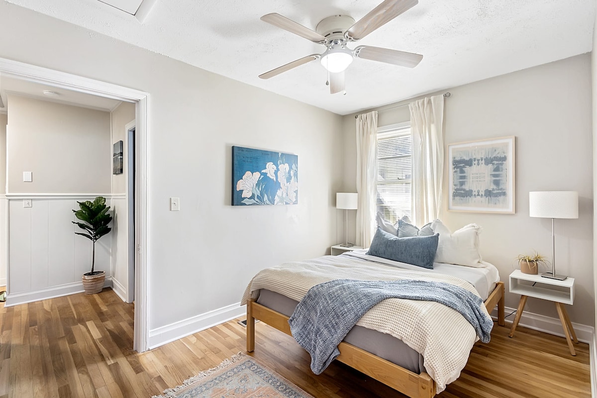 Dormitorio acogedor con un tiro cómodo