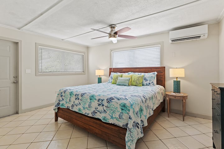 استرخ في ملاذك الفسيح مع سرير بحجم كبير.