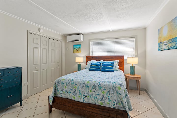 ملاذك المريح مع سرير بحجم كبير.