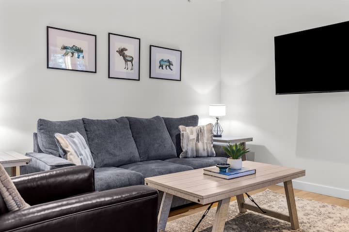 Cougar Peak Lodge- Private 2 Bedroom Suite - 캔모어