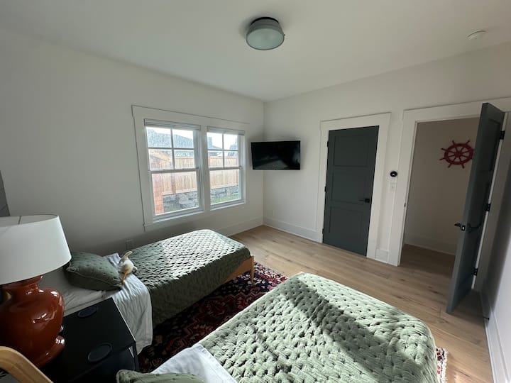 Спална соба бр. 4 (приземје) со 2 брачни кревета