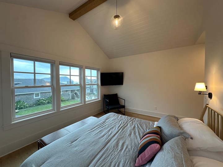 Главен апартман во спална соба бр. 1 (2 кат) со нијанси за затемнување и паметен телевизор од 50инчи