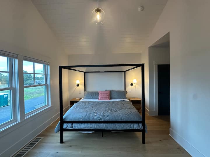 Спална соба бр. 2 (2 кат) со брачен кревет (широк 150-179 см)