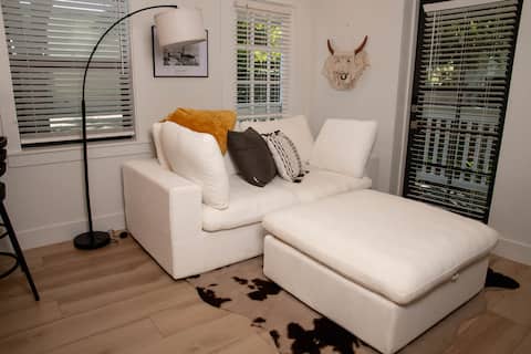 Popular Airbnb listing: Walkable River District Cottage/ Fort Myers in Fort Myers