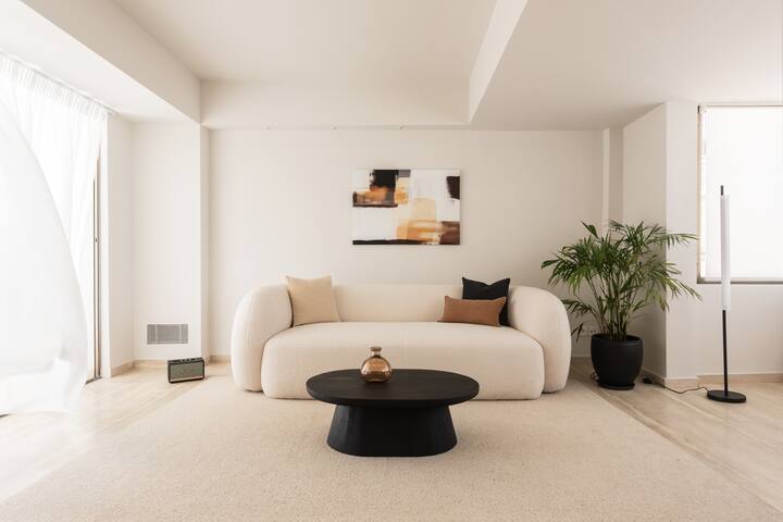 Lush 5 Bed Sublime Townhouse by Zoia Living gallery image 3