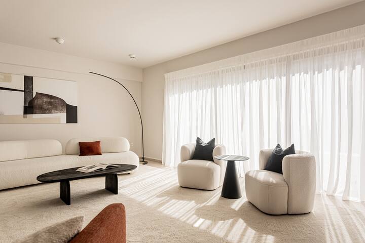 Lush 5 Bed Sublime Townhouse by Zoia Living gallery image 2