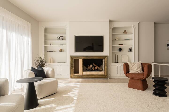 Lush 5 Bed Sublime Townhouse by Zoia Living gallery image 4