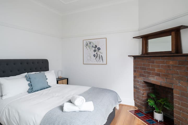 Rozelle Retreat by the Bay Run