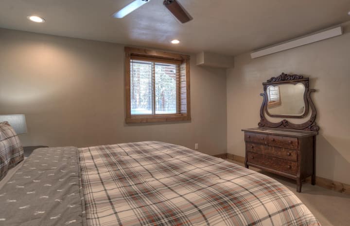 下の階にクイーンベッドを備えた3つ目の寝室