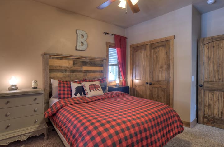 クイーンベッドを備えた2つ目の寝室