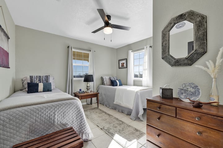 Მეორე საძინებელში არის ორი ორადგილიანი საწოლი.