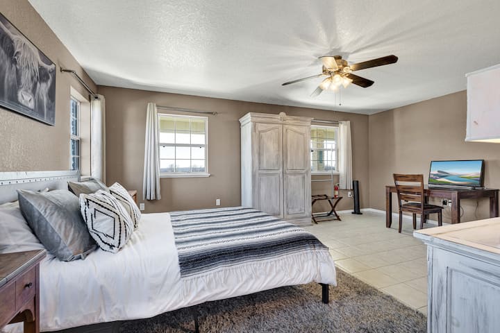 Მყუდრო ორადგილიანი საწოლი საძინებელში.