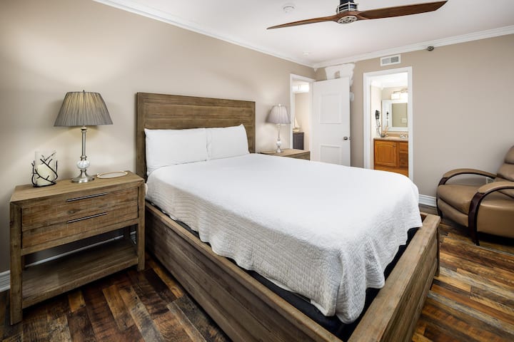 Chambre amie queen size avec salle de bain attenante