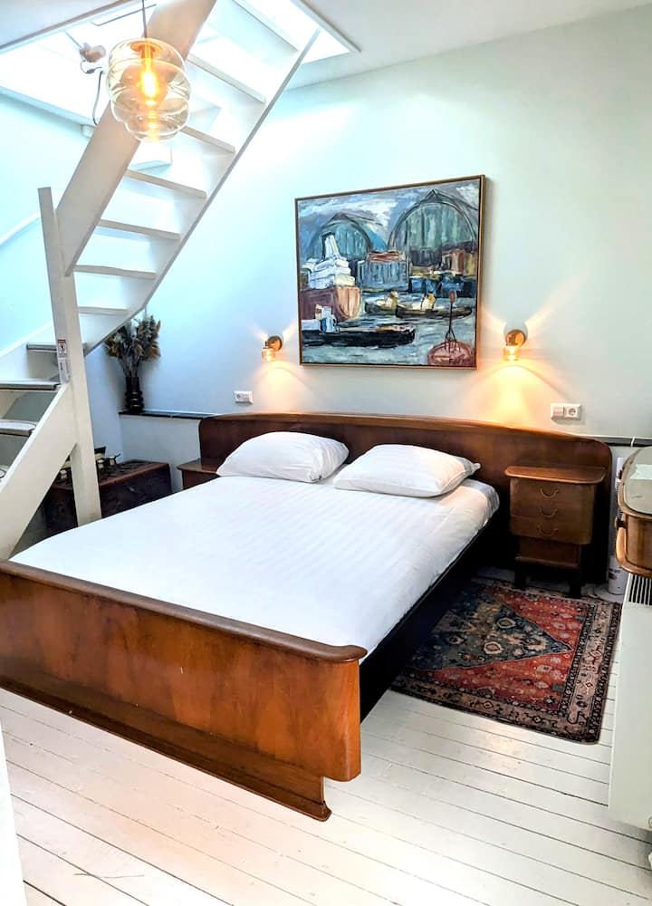 Pohodlná manželská posteľ v spálni na poschodí