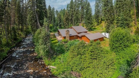 Beautiful 5 Bedroom 4 Bath Home with Hot Tub