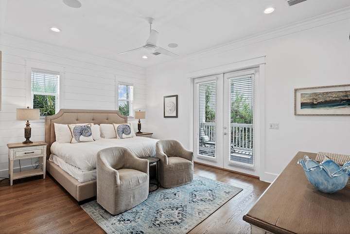 In de hoofdslaapkamer op de tweede verdieping draait het allemaal om ontspannen met een zithoek en een eigen balkon om te zitten of te loungen.