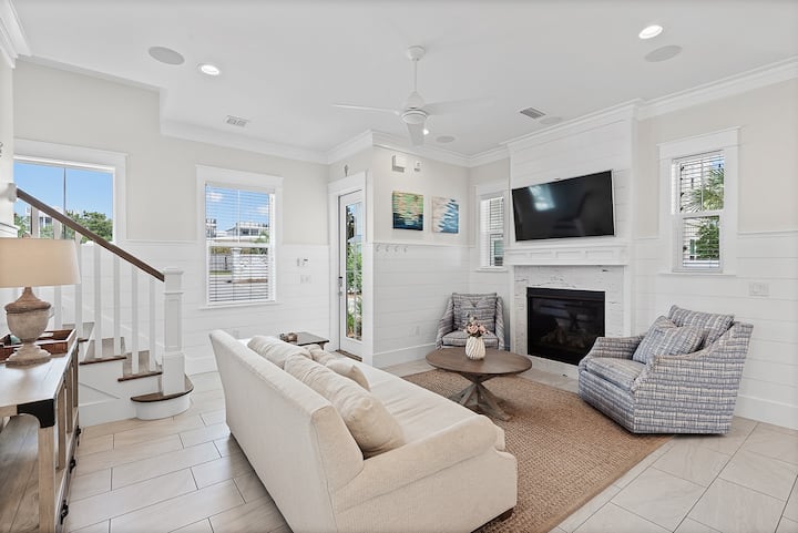 Steek de gashaard aan voor een romantische sfeer in de woonkamer op de eerste verdieping of geniet van een van je favoriete shows op de Samsung 4k smart-tv met HDR.