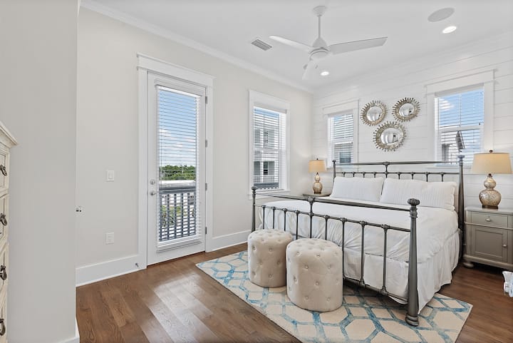 De slaapkamer op de derde verdieping heeft nog een kingsize bed en een balkon.