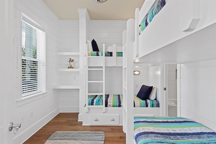 Deze slaapkamer heeft ook een eigen badkamer, dus maak je geen zorgen over het delen van een badkamer!