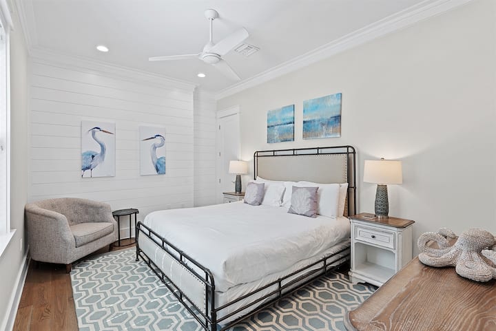 Slaapkamer met kingsize bed op de eerste verdieping, leeshoek en suite