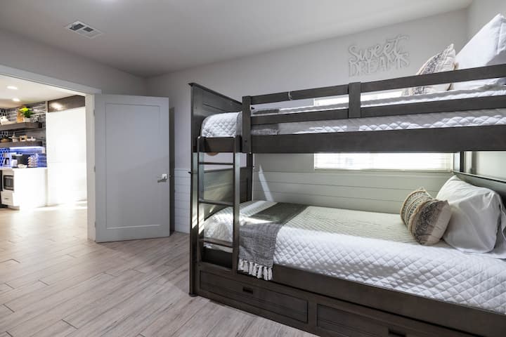 第4间卧室，配备双人双人双人床。 可睡2人。（不建议成人使用顶层双层床）