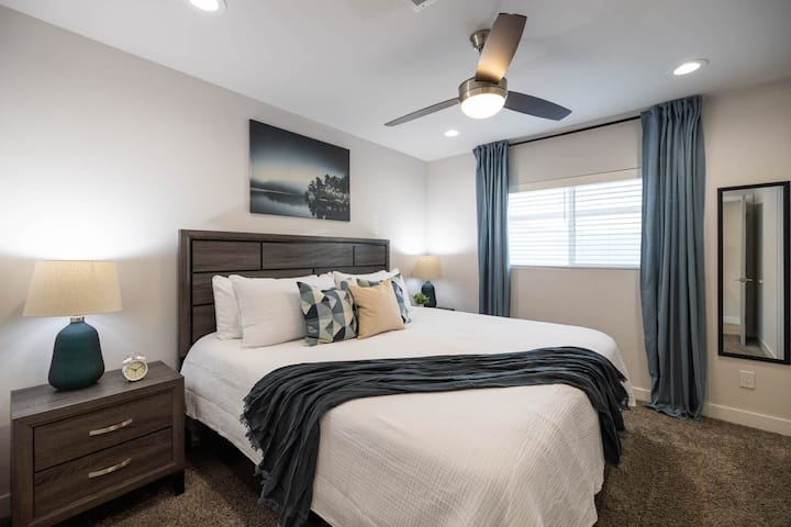 第二间卧室，带加大双人床