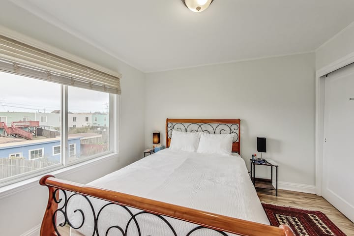 Მესამე საძინებელი დარბაზის ბოლოში, სახლის უკანა მხარეს, არის საძინებელი საწოლით Queen.   Მოწყობილობის გამარტივებული დამუხტვისთვის მაგიდის სანათები USB პორტებით