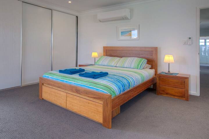 Wobiri is a modern marina townhouse on the canals gallery image 5