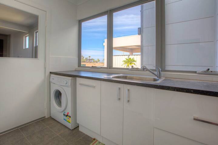 Wobiri is a modern marina townhouse on the canals gallery image 4