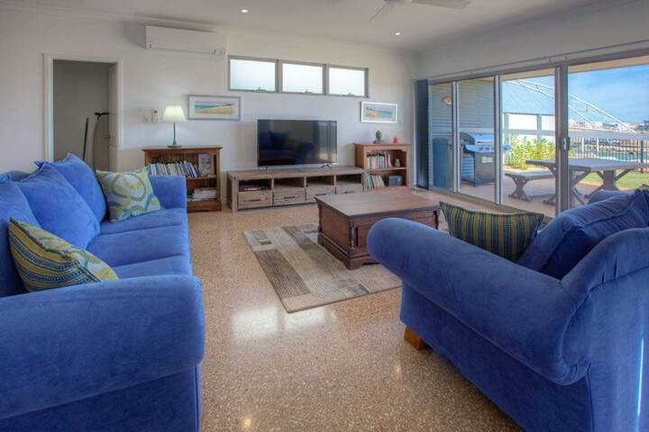 Wobiri is a modern marina townhouse on the canals