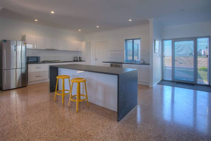 Wobiri is a modern marina townhouse on the canals gallery image 2