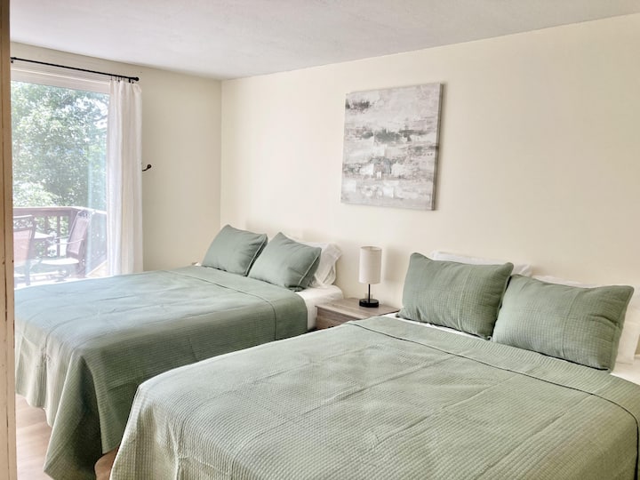 Спална соба со два кревета