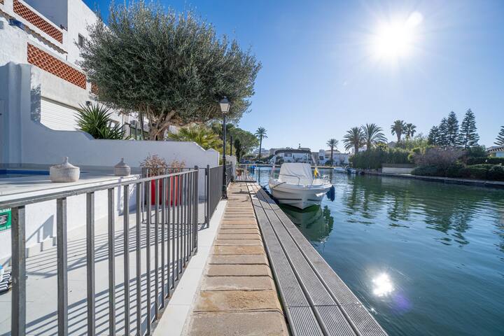 Fisherman’s house with 3 bedrooms, pool and moorin gallery image 2